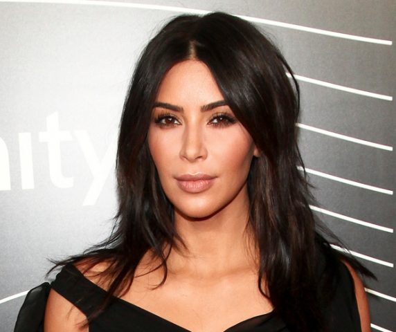 Kim Kardashian é criticada por tranças enraizadas em cabelos loiros