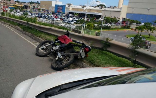 Mulher morre após moto cair de viaduto em Salvador