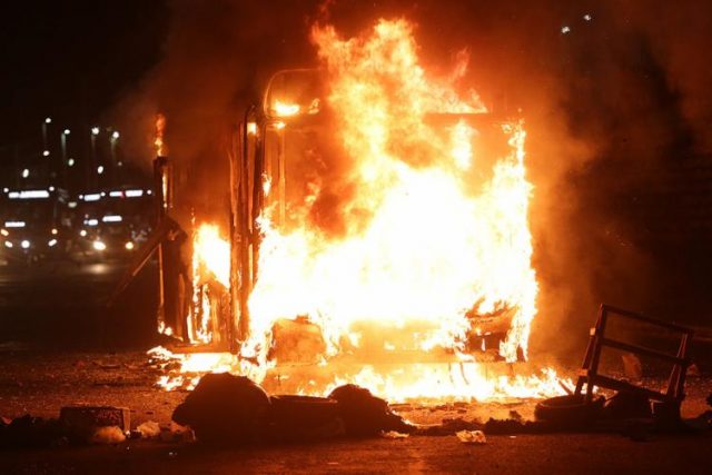 Criança é baleada e ônibus são incendiados após confronto em Pernambués