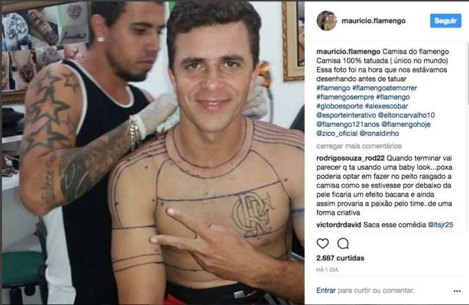 Torcedor apaixonado tatua camisa do Flamengo em tamanho real