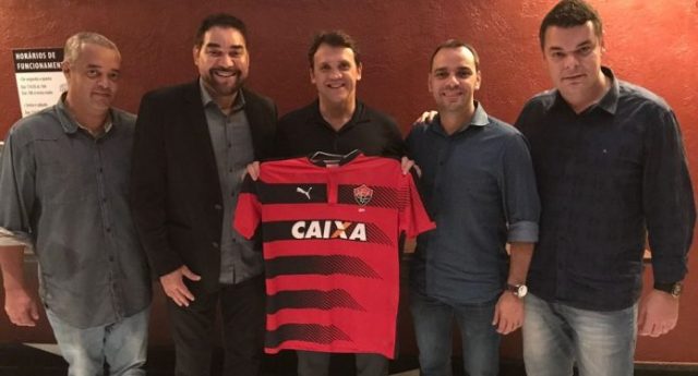 No dia do primeiro BAVI da decisão, Vitória contrata Petkovic e demite diretor