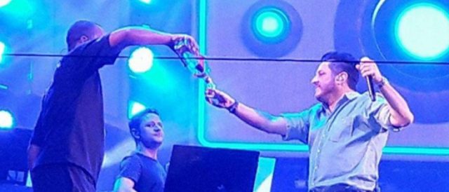 Bruno fica bêbado e dá vexame durante show com Marrone