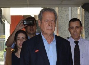 Condenado pela Lava Jato, ex-ministro José Dirceu é solto pelo STF