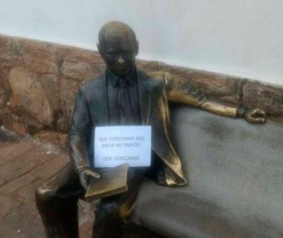 Estátua de Tancredo Neves em MG ganha placa: "Que vergonha dos meus netinhos!"