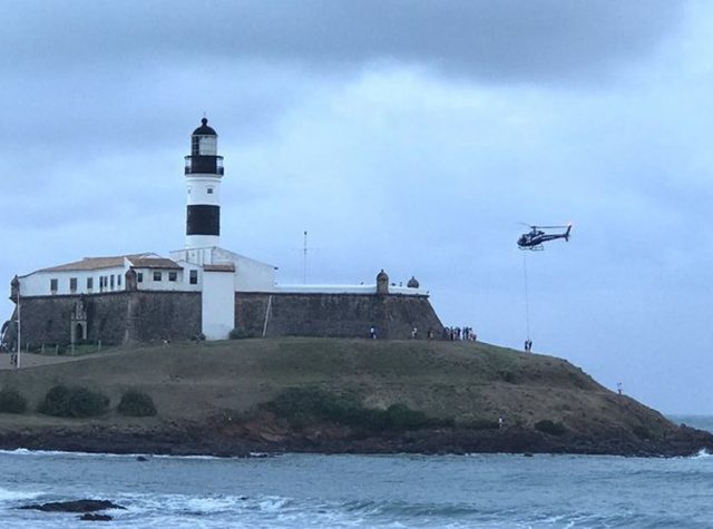 Surfista é resgatado por helicóptero da PM no Farol da Barra