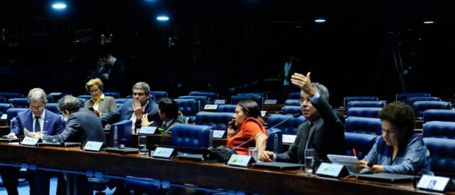 Senadores querem saída de Temer e realização de eleições