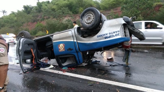 Policiais ficam feridos após viatura capotar na BR-324