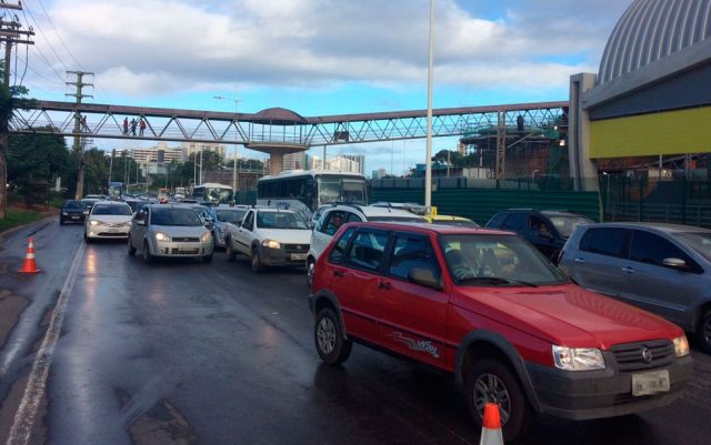 Pedestre morre após ser atropelado por dois carros na Avenida Paralela