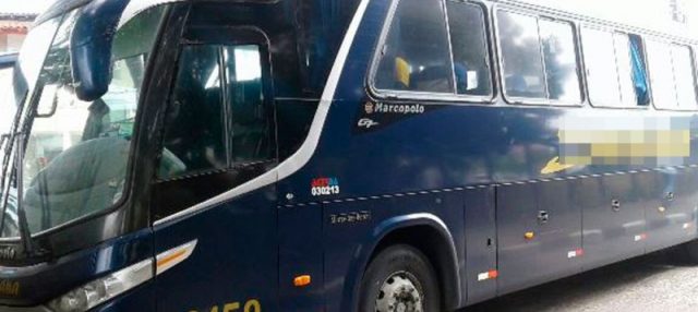 Dupla assalta passageiros de ônibus, tenta atirar em vítima que não tinha dinheiro e arma falha