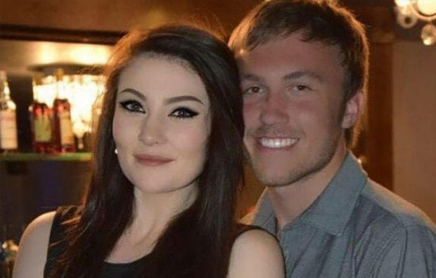 Após ser espancada, namorada de jogador posta fotos nas redes sociais