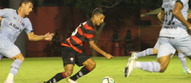 Mais uma vez no Barradão, Vitória decepciona, é derrotado e fica mais complicado no Z-4