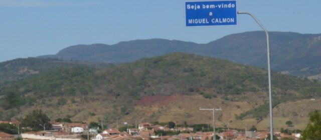 Jovem sai com a namorada do irmão e acaba morto dentro de casa na Bahia