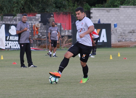 Vitória enfrenta o Atlético-GO hoje para tentar se livrar da zona