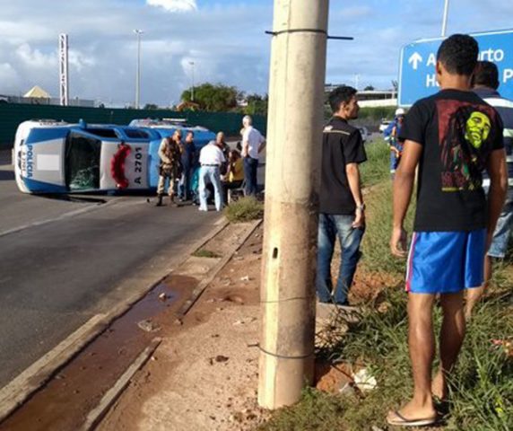 Perseguição a carro roubado termina com batida e capotamento na Paralela