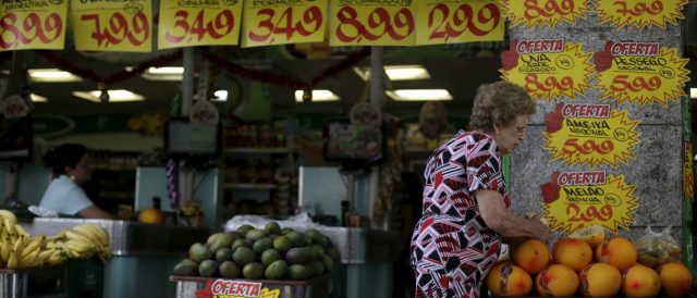 Brasil registra deflação pela primeira vez em 11 anos