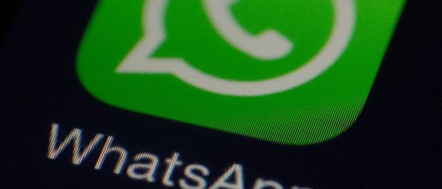 Mulher é demitida via grupo de WhatsApp por dono de empresa