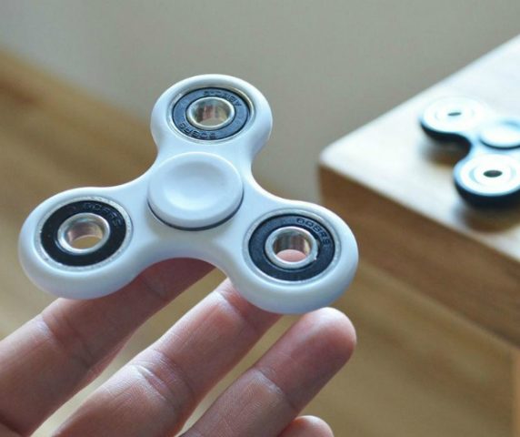 Rússia afirma que spinners são usados para hipnotizar jovens