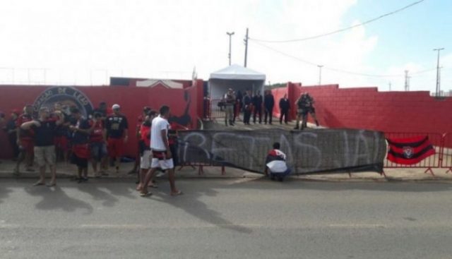 Torcida do Vitória faz protesto no Barradão, pede eleições diretas e destituição do conselho