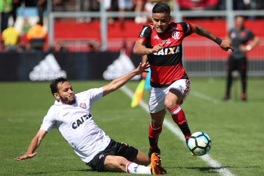 Vitória cala Ilha do Urubu e vence Flamengo por 2x0