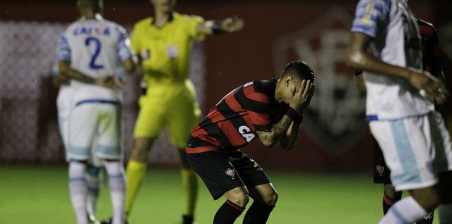Vitória perde do Avaí no Barradão e cai para vice-lanterna