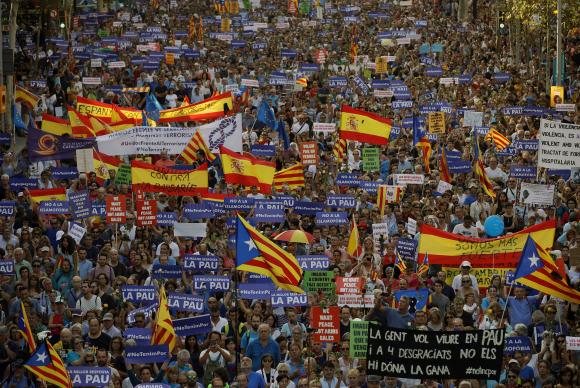 Manifestação contra o terrorismo reúne 500 mil pessoas em Barcelona