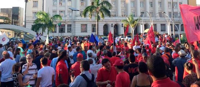 Jaques Wagner e demais petistas cantam música de Léo Santana na visita de Lula
