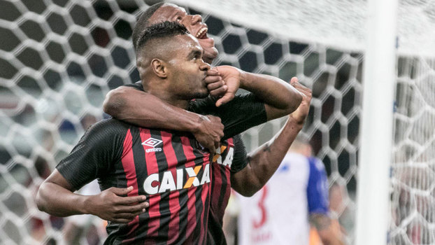 Bahia vacila, e de virada é goleado pelo Atlético-PR na Arena da Baixada