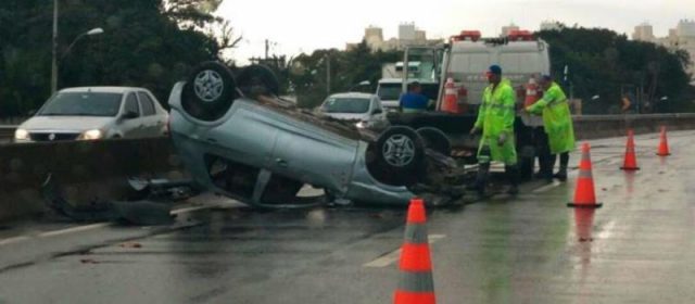 Motorista fica ferido após carro capotar na Cia-Aeroporto