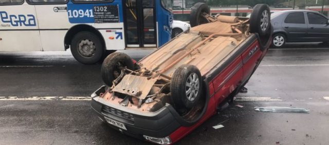 Carro capota no início da manhã na Avenida Paralela