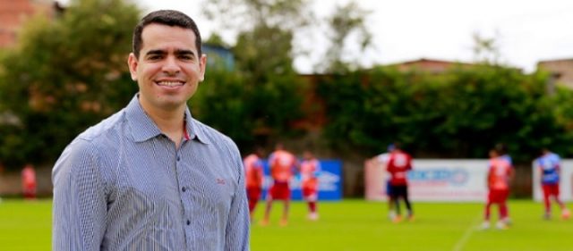 Presidente do Bahia admite erro ao chamar Vitória de “pequeno” durante discussão