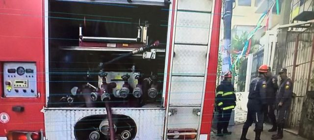 Incêndio atinge casa no bairro do Garcia; Moradores conseguiram sair do imóvel