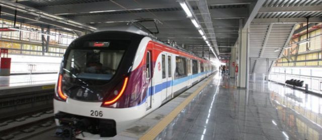 Homem fica ferido ao ser atingido pela porta do metrô em Salvador