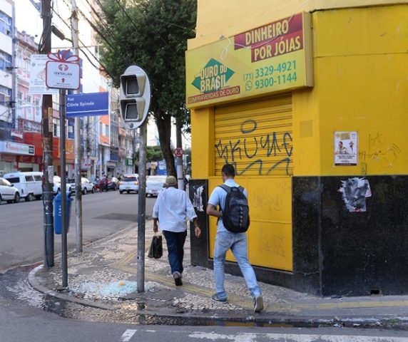 Tiroteio e confusão em joalheria deixa PM ferido na Avenida Sete