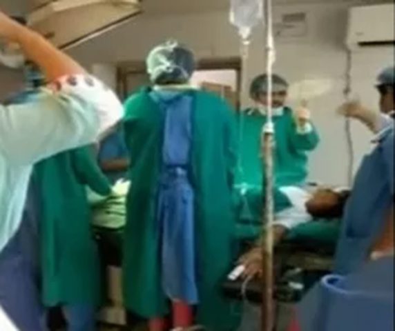 Médicos discutem durante cesariana e bebê acaba morrendo