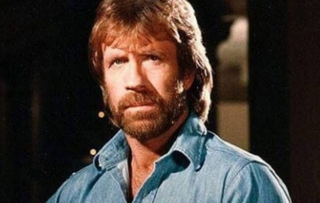 Chuck Norris sofre dois ataques cardíacos no mesmo dia e sobrevive