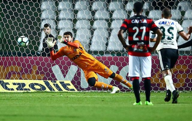 Vitória vence Coritiba fora de casa e deixa o Z4
