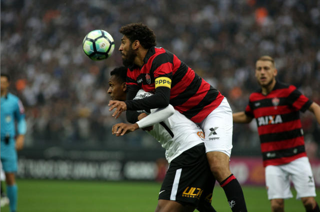 Fora de casa, Vitória derruba invencibilidade do Corinthians