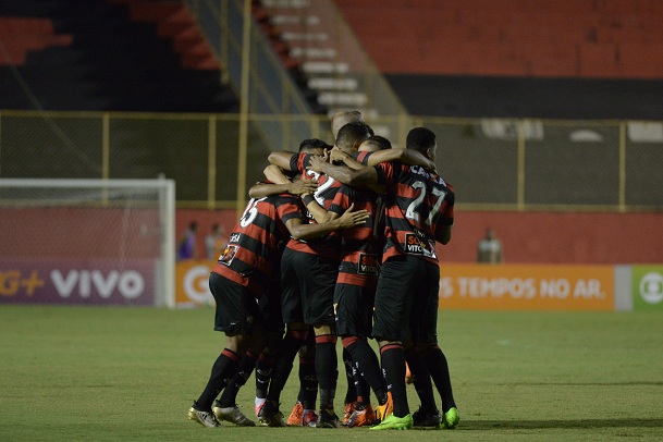 Vitória bate a Ponte Preta e volta a vencer no Barradão após quase dois meses