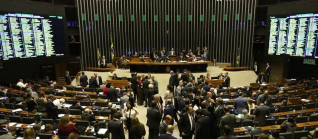 Reforma política e denúncia contra Temer serão discutidas esta semana