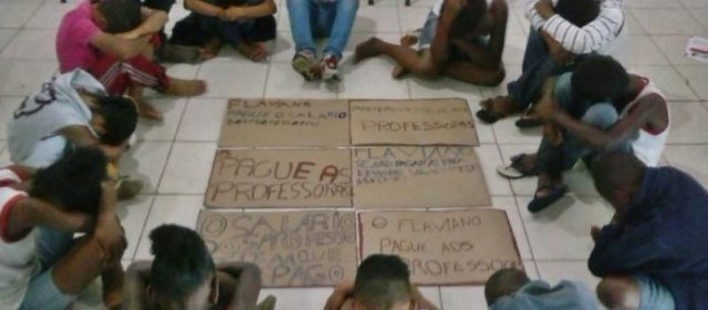 Alunos fazem protesto por falta de pagamento dos professores