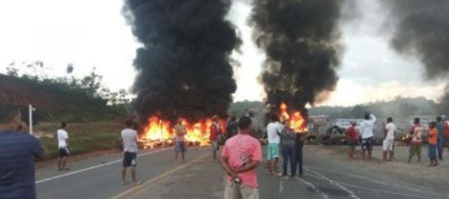 Por falta de água, moradores fazem protesto e interditam parte da rodovia Da Redação