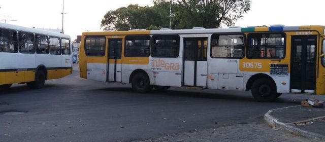 Rodoviários travam final de linha da ribeira após discussão entre PM e motorista
