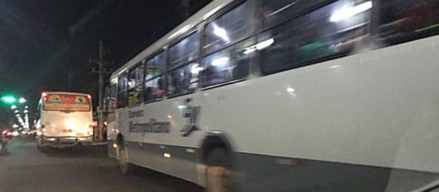 Assalto a ônibus termina com passageira baleada em Simões Filho