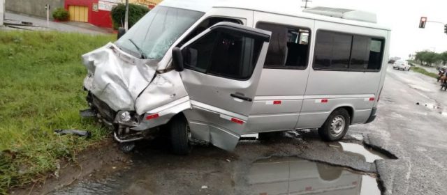 Mulher de 32 anos morre em acidente entre carro e van em Feira de Santana