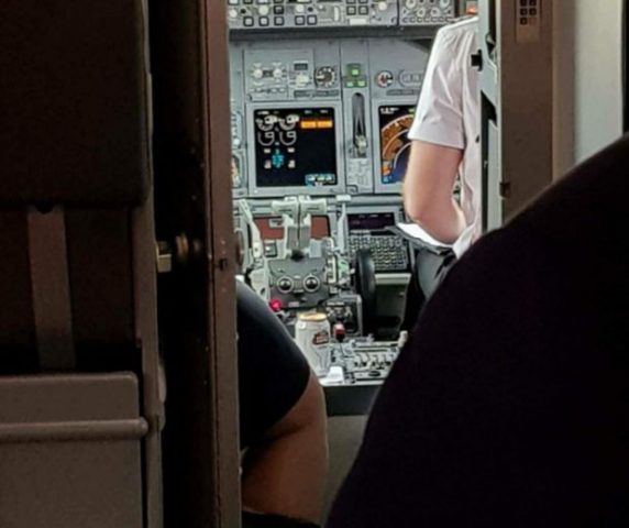 Passageiro flagra lata de cerveja na cabine de pilotagem de avião