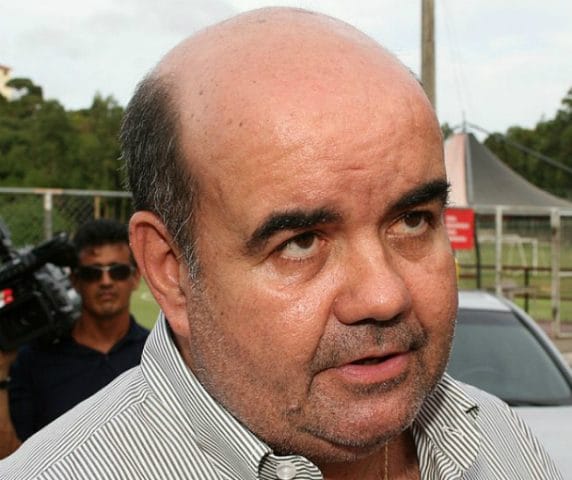 Ex-presidente do Vitória sofre infarto e segue internado