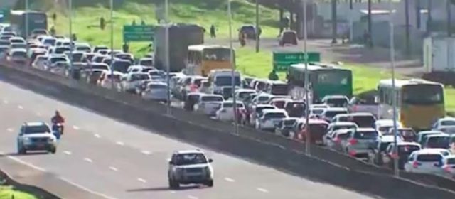 BR-324: Morador de Camaçari morre após ser baleado dentro de carro em movimento