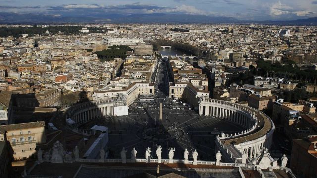 Turista alemã é estuprada e amarrada em poste em Roma