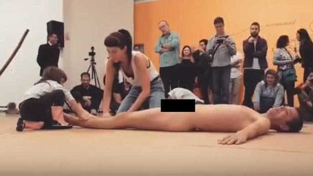 Promotoria investiga vídeo em que criança interage com artista nu