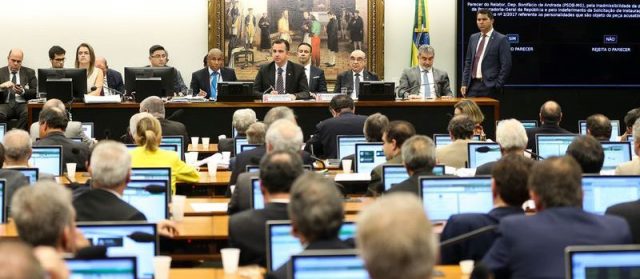 Deputados aprovam relatório a favor da absolvição de Temer